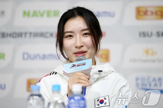 쇼트트랙 국가대표 김길리가 11일 오후 서울 양천구 목동 아이스링크프레스센터에서 열린 'KB금융-ISU 쇼트트랙 월드투어 4차 대회' 미디어데이에서 각오를 밝히고 있다. 2024.12.11/뉴스1 ⓒ News1 이승배 기자