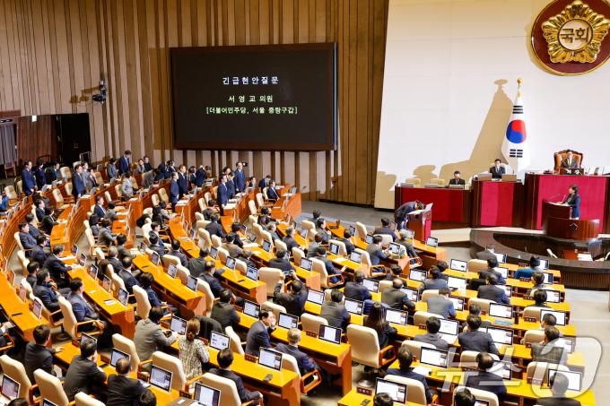 한덕수 국무총리와 국무위원들이 11일 오후 서울 여의도 국회에서 열린 제419회국회(임시회) 제1차 본회의에서 서영교 더불어민주당 의원의 윤석열 대통령 위헌적 비상계엄 선포 내란 행위 관련 국민 향한 사과 요구에 고개 숙여 사과를 하고 있다. 2024.12.11/뉴스1 ⓒ News1 안은나 기자