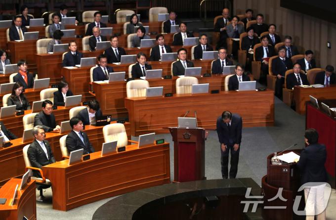 한덕수 국무총리가 11일 오후 서울 여의도 국회에서 열린 제419회국회(임시회) 제1차 본회의에서 서영교 더불어민주당 의원의 윤석열 대통령 위헌적 비상계엄 선포 내란 행위 관련 국민 향한 사과 요구에 고개 숙여 사과를 하고 있다. 2024.12.11/뉴스1 ⓒ News1 이광호 기자