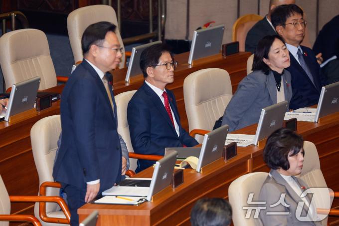 11일 오후 서울 여의도 국회에서 열린 제419회국회(임시회) 제1차 본회의에서 서영교 더불어민주당 의원의 윤석열 대통령 위헌적 비상계엄 선포 내란 행위 관련 국민 향한 사과 요구에 일부 국무위원들이 일어나 있다. 2024.12.11/뉴스1 ⓒ News1 안은나 기자