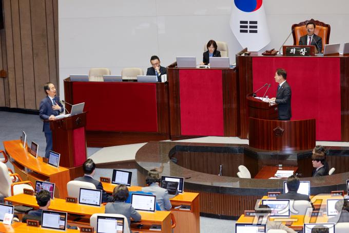 한덕수 국무총리가 11일 오후 서울 여의도 국회에서 열린 제419회국회(임시회) 제1차 본회의에서 박범계 더불어민주당 의원의 윤석열 대통령 위헌적 비상계엄 선포 내란행위 관련 긴급현안질문에 답하고 있다. 2024.12.11/뉴스1 ⓒ News1 안은나 기자