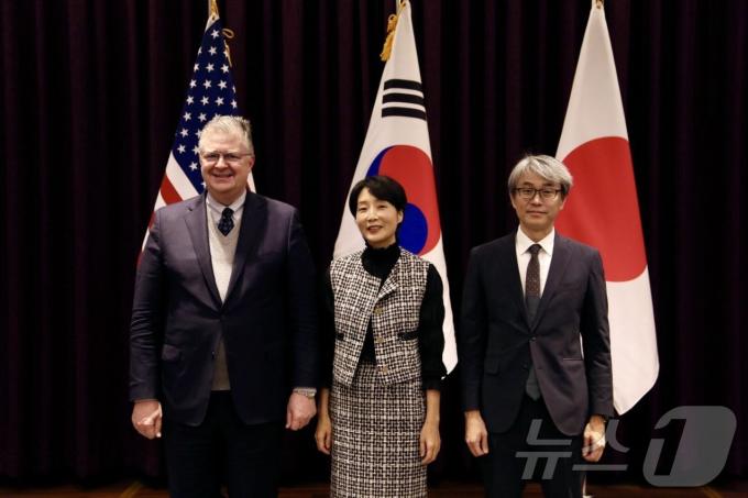 정의혜 인도태평양 특별대표와 대니얼 크리튼브링크 미 국무부 동아태차관보 고베 야스히로 일본 외무성 총합외교정책국장(차관보급)이  11일 일본 도쿄에서 제2차 인도-태평양 대화를 개최했다. (외교부 제공)