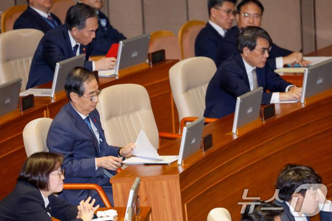 한덕수 국무총리가 11일 오후 서울 여의도 국회에서 열린 제419회국회(임시회) 제1차 본회의에서 박범계 더불어민주당 의원의 윤석열 대통령 위헌적 비상계엄 선포 내란행위 관련 긴급현안질문에 답변을 마친 뒤 자리에서 자료를 살피고 있다. 2024.12.11/뉴스1 ⓒ News1 안은나 기자