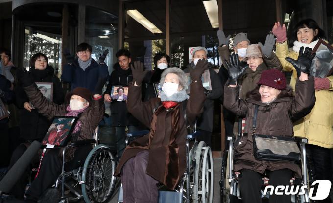 지난 1월 일본 군수업체 후지코시를 상대로 낸 손해배상청구 소송에서 승소한 일본 강제징용 피해자 및 유족들./뉴스1 ⓒ News1 이승배 기자
