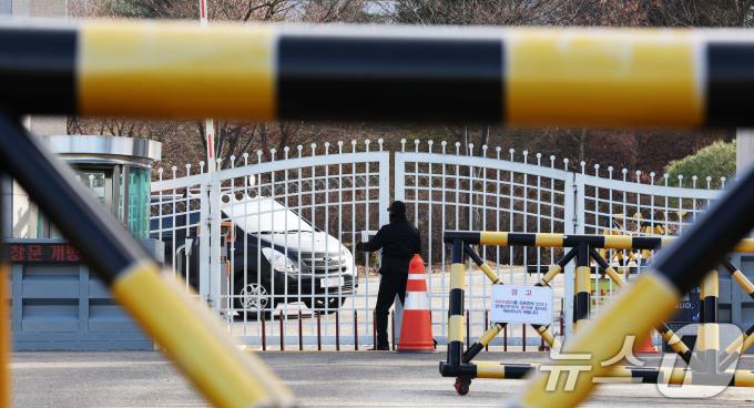 '12·3 비상계엄' 사태를 수사 중인 검찰 비상계엄 특별수사본부가 국군 방첩사령부를 압수수색 중인 것으로 알려진 9일 오후 경기 과천에 위치한 방첩사령부로 차량이 드나들고 있다. 2024.12.9/뉴스1 ⓒ News1 장수영 기자