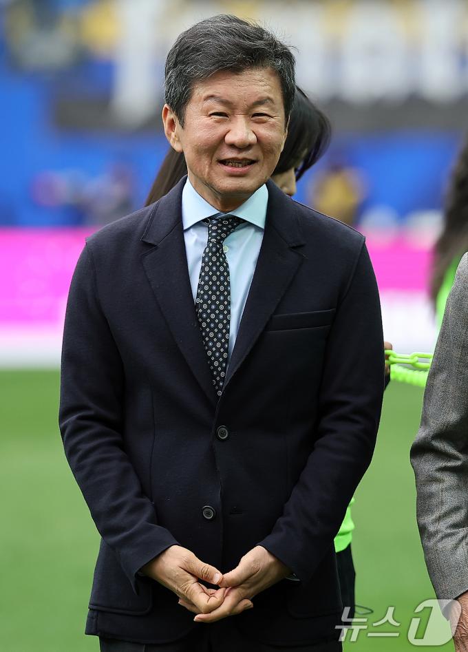 정몽규 대한축구협회장이 30일 오후 서울 마포구 서울월드컵경기장에서 열리는 '2024 하나은행 코리아컵 결승전' 포항 스틸러스와 울산HD의 경기에 앞서 식전행사에 참석해 미소를 짓고 있다. 2024.11.30/뉴스1 ⓒ News1 김진환 기자