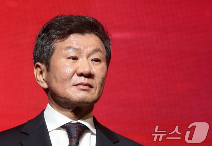 4선 연임 도전 의지를 밝힌 정몽규 대한축구협회장이 29일 오후 서울 서대문구 스위스그랜드호텔에서 열린 프로축구 '하나은행 K리그 2024 대상 시상식'에서 시상을 위해 단상에 올라가 생각에 잠겨 있다. 2024.11.29/뉴스1 ⓒ News1 오대일 기자