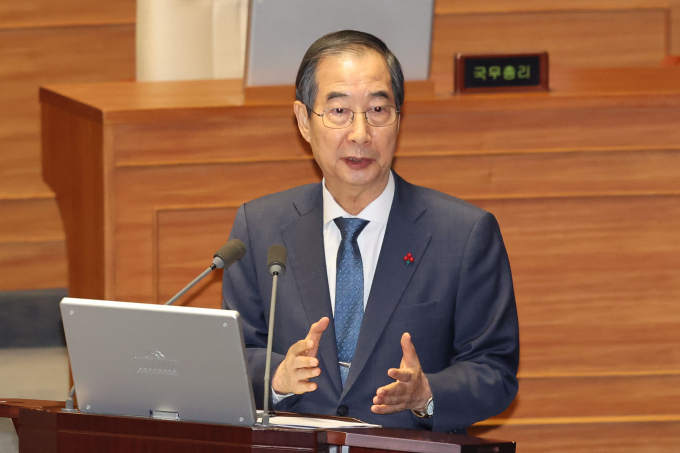 한덕수 국무총리는 '12·3 비상계엄 사태'와 관련해 내란 공범이라고 생각하지 않는다고 답했다. 사진은 11일 서울 여의도 국회에서 열린 제419회국회(임시회) 제1차 본회의 윤석열 대통령 위헌적 비상계엄 선포 내란행위 관련 긴급현안 질문에서 한 총리가 의원질의에 답하는 모습. /사진=뉴시스