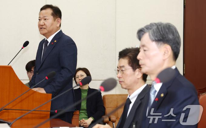 이상민 행정안전부 장관이 5일 오전 서울 여의도 국회에서 열린 비상계엄 관련 행정안전위원회 전체회의에서 계엄 당시 상황에 대한 업무보고를 하고 있다. 오른쪽부터 조지호 경찰청장, 김봉식 서울경찰청장, 이 장관. 2024.12.5/뉴스1 ⓒ News1 김민지 기자