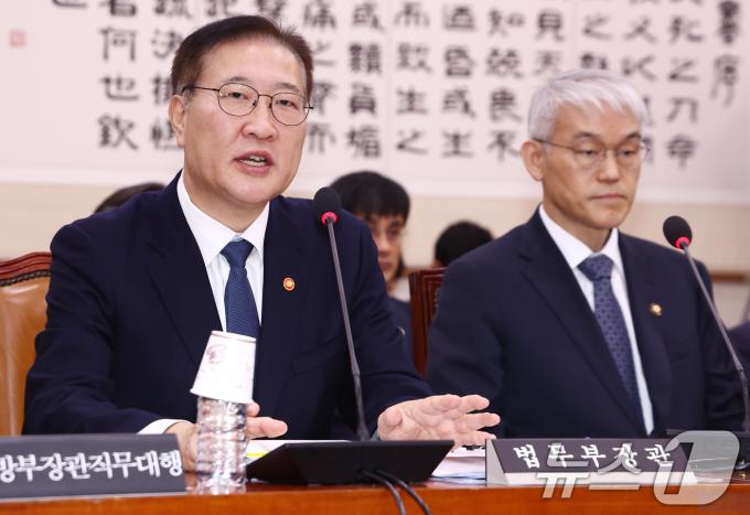 박성재 법무부 장관이 11일 오전 서울 여의도 국회 법제사법위원회 전체회의에 출석해 12·3 윤석열 내란 사태 관련 현안질의에 답하고 있다. 오른쪽은 천대엽 법원행정처장. 2024.12.11/뉴스1 ⓒ News1 김민지 기자