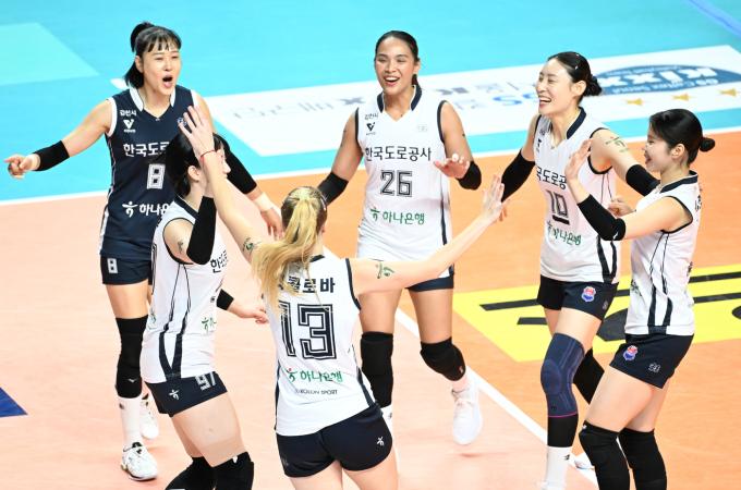 한국도로공사가 힘겹게 GS칼텍스를 꺾고 연패에서 벗어났다 (한국배구연맹 제공)