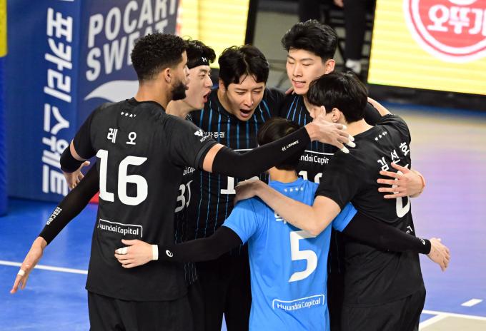 남자 프로배구 현대캐피탈이 삼성화재를 풀세트 끝에 눌렀다. (한국배구연맹 제공)