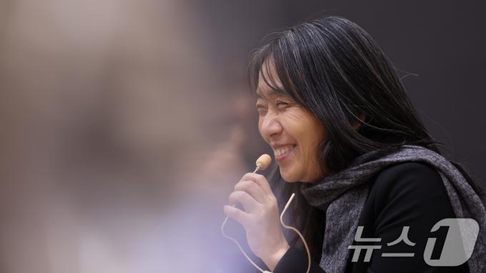 노벨문학상을 수상한 한강이 11일(현지시간) 스웨덴 스톡홀름 스웨덴어판 출판사 ‘나투르 오크 쿨투르’에서 열린 한국 기자단과의 기자간담회에서 취재진 질문에 답하고 있다. 2024.12.12/뉴스1 ⓒ News1 박지혜 기자