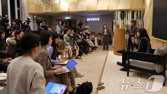 노벨문학상을 수상한 한강이 11일(현지시간) 스웨덴 스톡홀름 스웨덴어판 출판사 ‘나투르 오크 쿨투르’에서 열린 한국 기자단과의 기자간담회에서 취재진 질문에 답하고 있다. 2024.12.12/뉴스1 ⓒ News1 박지혜 기자