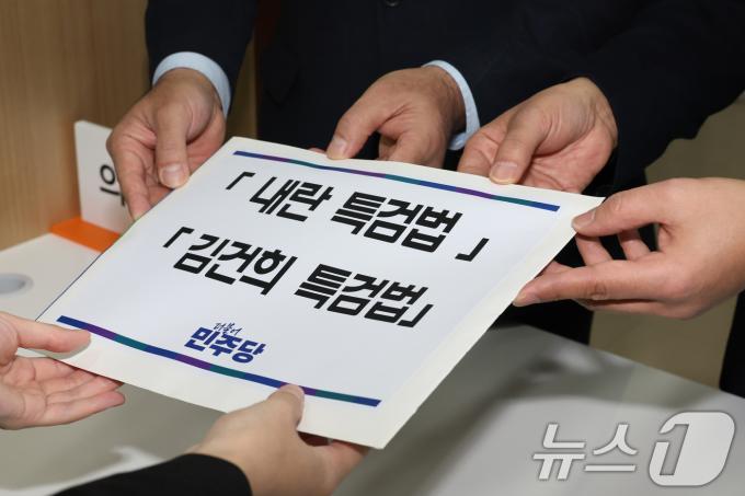 김승원 더불어민주당 법제사법위원회 야당 간사(왼쪽)와 김용민 원내수석부대표가 9일 오전 서울 여의도 국회 의안과에 ‘내란특검법’과 ‘김건희특검법’을 제출하고 있다. (공동취재) 2024.12.9/뉴스1 ⓒ News1 구윤성 기자