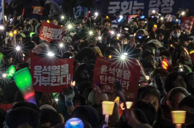 전국 유권자 70%가 윤석열 대통령 하야에 긍정적인 답변을 내놨다. 사진은 지난  7일 서울 영등포구 국회 앞에서 열린 '내란죄 윤석열 퇴진! 국민주권 실현! 사회대개혁! 국민촛불대행진'에서 시민들이 국민의힘 의원들의 윤석열 대통령 탄핵안에 대한 투표를 촉구하며 구호를 외치고 있는 모습. /사진=뉴시스