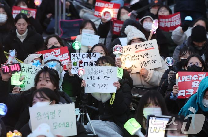 11일 오후 서울 영등포구 여의도 국회 앞에서 열리는 '윤석열 즉각 탄핵 구속 촉구 촛불문화제'에서 참가자들이 응원봉과 손팻말을 들고 있다. 2024.12.11/뉴스1 ⓒ News1 김진환 기자