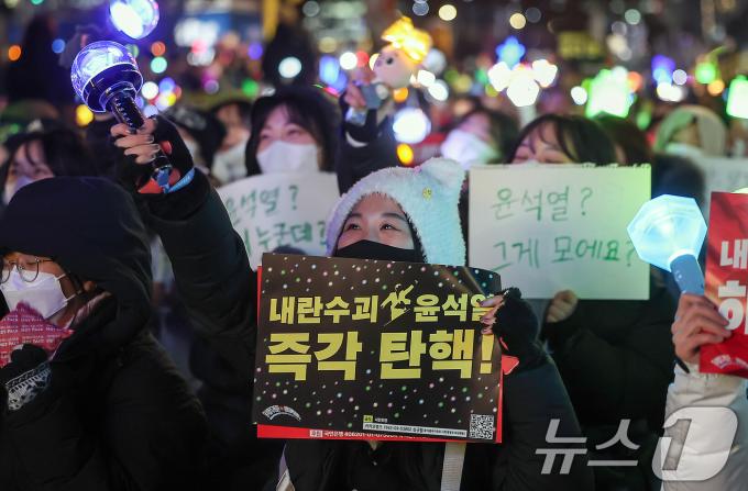 11일 오후 서울 영등포구 여의도 국회 앞에서 열린 '윤석열 즉각 탄핵 구속 촉구 촛불문화제'에서 참가자들이 응원봉과 손팻말을 들고 있다. 2024.12.11/뉴스1 ⓒ 