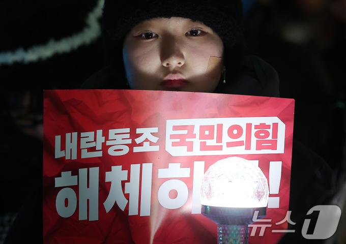 [뉴스1 PICK]촛불에서 응원봉으로… 집회 역사를 새로 쓰는 MZ세대