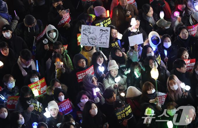 [뉴스1 PICK]촛불에서 응원봉으로… 집회 역사를 새로 쓰는 MZ세대