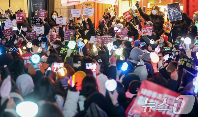 [뉴스1 PICK]촛불에서 응원봉으로… 집회 역사를 새로 쓰는 MZ세대