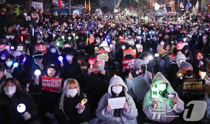 11일 오후 서울 영등포구 여의도 국회 앞에서 열린 '윤석열 즉각 탄핵 구속 촉구 촛불문화제'에서 참가자들이 응원봉과 손팻말을 들고 있다. 2024.12.11/뉴스1 ⓒ News1 김진환 기자