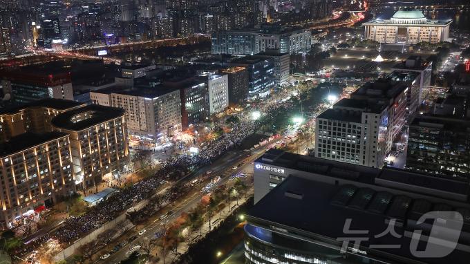 11일 오후 서울 영등포구 여의도 국회 앞에서 '윤석열 즉각 탄핵 구속 촉구 촛불문화제'가 열리고 있다. 2024.12.11/뉴스1 ⓒ News1 김진환 기자