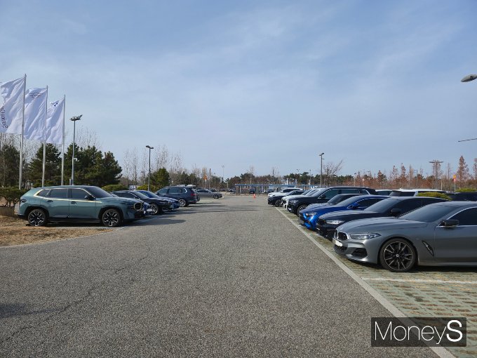 에어포트 서비스 대상은 BMW 그룹 코리아 공식 딜러사에서 출고된 BMW와 미니(MINI) 차종을 소유한 고객이다. 사진은 서비스센터 주차 공간에 주차된 에어포트 서비스 이용 차량들. /사진=김이재 기자