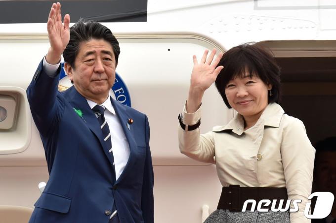 아베 신조 일본 총리와 부인 아키에 여사가 17일(미국 현지시간) 플로리다의 마라라고 리조트에서 도널드 트럼프 미국 대통령과의 정상회담을 갖기위해 도쿄 하네다 공항을 출발하고 있다. ⓒ AFP=뉴스1 ⓒ News1 우동명 기자