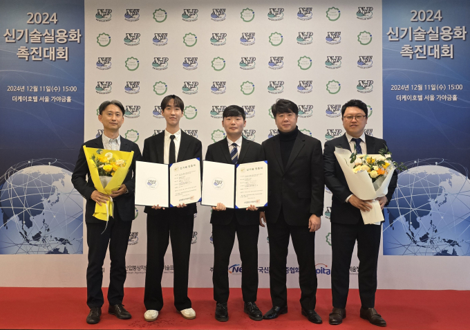 신규 열처리 기술을 개발한 현대제철-현대차 직원들이 신기술인증을 받은 후 기념 촬영하고 있다. /사진=현대제철