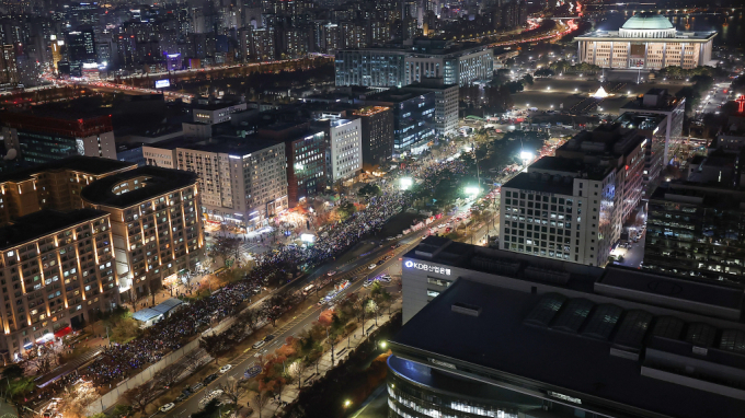 원·달러 환율이 1450원을 돌파할 수 있다는 우려가 제기되는 가운데 환율 불안 장기화시 건설업계도 피해가 예상된다. 사진은 지난 11일 오후 서울 여의도 국회 앞에서 '윤석열 탄핵 구속 촉구 촛불문화제'가 열린 모습. /사진=뉴스1