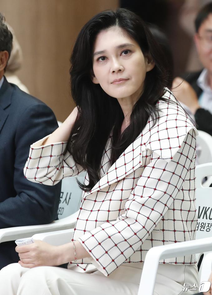 이부진 신라호텔 사장이 26일 인천공항 1터미널 밀레니엄홀에서 열린 ‘한국방문의 해 환영주간 개막식’에서 머리를 매만지고 있다. 2024.4.26/뉴스1 ⓒ News1 권현진 기자