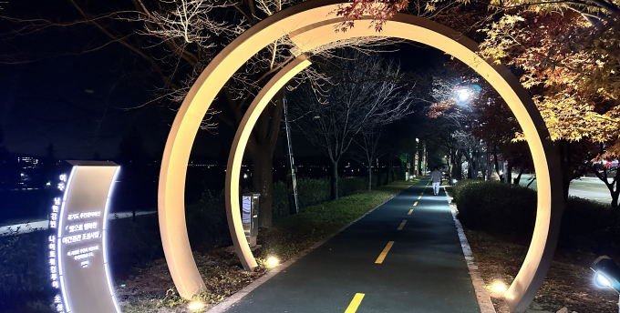 여주시 남한강길에 조성한 빛게이트. 사진제공=경기도