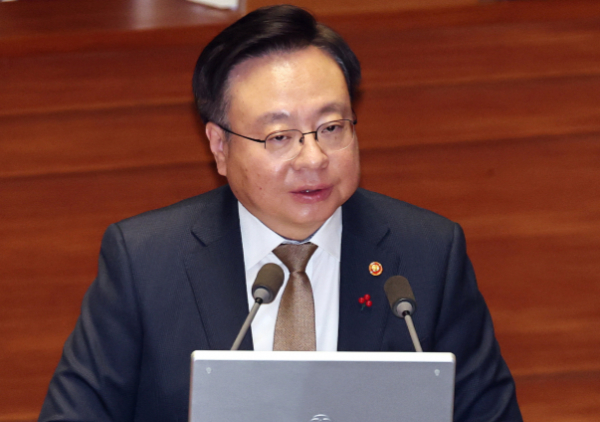 검찰이 조규홍 보건복지부 장관을 소환 조사 중이다. 사진은 조규홍 보건복지부 장관이 11일 오후 서울 여의도 국회에서 열린 제419회국회(임시회) 제1차 본회의 윤석열 대통령 위헌적 비상계엄 선포 내란행위 관련 긴급현안질문에서 김병주 더불어민주당 의원의 포고령 관련 질의에 답하는 모습. /사진=뉴스1