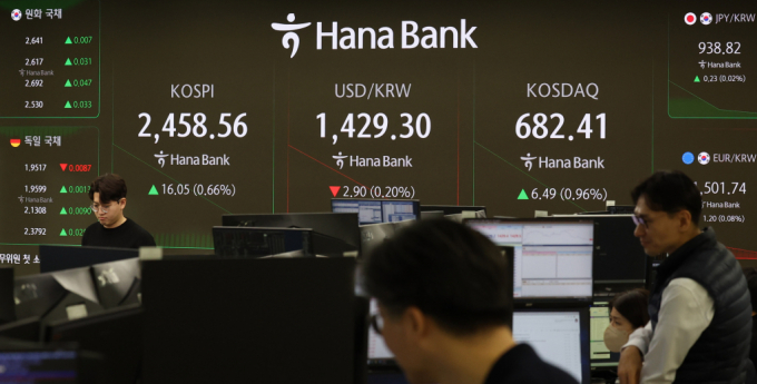 코스피와 코스닥지수가 상승 출발한 12일 오전 서울 중구 하나은행 딜링룸 전광판에 지수가 표시되고 있다./사진=뉴시스