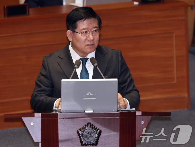 경찰청장의 체포로 직무대리를 맡은 이호영 경찰청 차장이 11일 오후 서울 여의도 국회에서 열린 제419회국회(임시회) 제1차 본회의 윤석열 대통령 위헌적 비상계엄 선포 내란행위 관련 긴급현안질문에서 윤건영 더불어민주당 의원의 질의에 답하고 있다. 2024.12.11/뉴스1 ⓒ News1 구윤성 기자