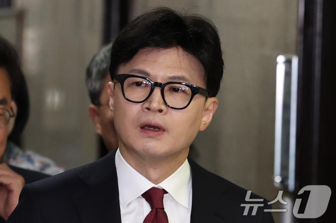 한동훈 국민의힘 대표가 12일 오전 서울 여의도 국회에서 열린 최고위원회의에 참석하고 있다. 2024.12.12/뉴스1 ⓒ News1 구윤성 기자