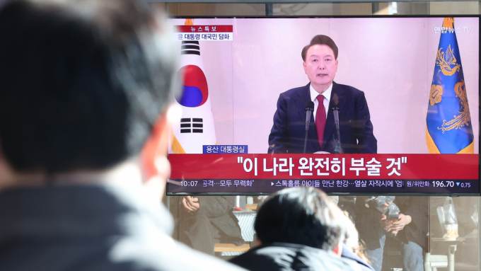윤석열 대통령이 비상계엄령 선포에 대한 입장을 밝히며 국정마비의 주범은 야당이라고 비판을 쏟아냈다. 사진은 12일 서울 중구 서울역 대합실에서 윤석열 대통령의 대국민담화를 시청하는 모습. /사진=뉴스1