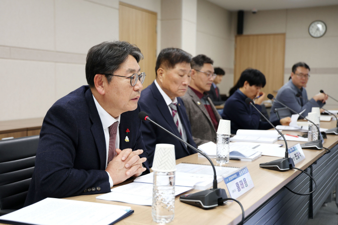 김해시와 인제대가 2024년 1차 글로컬대학 위원회 정기회를 개최했다. 홍태용 김해시장이 회의에 앞서 인사말을 건네고 있다./사진=김해시