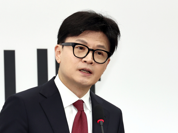 한동훈 국민의힘 대표가 윤석열 대통령에 담화를 두고 내란을 자백한 꼴이라고 비판했다. 사진은 12일 서울 여의도 국회에서 열린 기자회견을 진행 중인 한동훈 국민의힘 대표. /사진=뉴스1