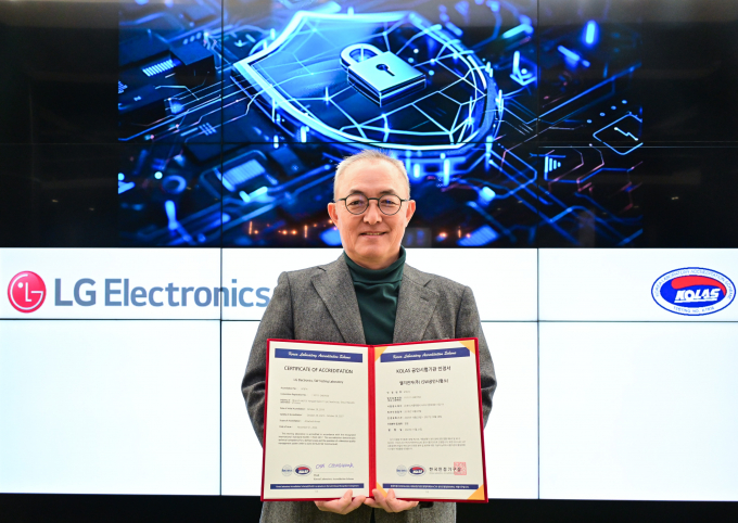 LG전자가 한국인정기구(KOLAS)로부터 IoT 분야 사이버보안 공인시험 수행 자격을 획득했다. LG전자 CTO부문 박인성 SW센터장이 IoT 분야 사이버보안 공인시험 자격 인정서를 들고 있는 모습. / 사진=LG전자