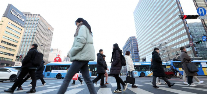 서울 광화문 네거리에서 직장인들이 출근하고 있다./사진=뉴시스