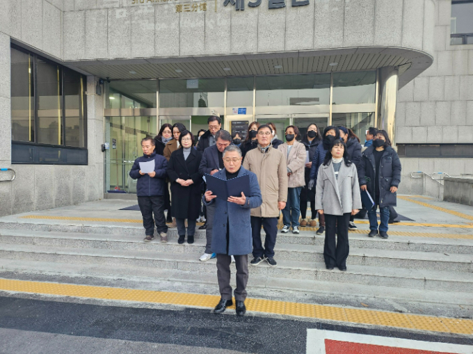 11일 김포시장애인단체연합회가 김포시청 제3별관 앞에서 기자회견을 열고 있다. / 사진=독자 제공