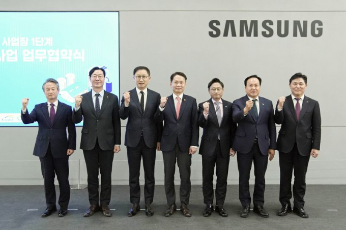 오후석 경기도 행정2부지사(오른쪽으로부터 3번째), 이권재 오산시장(오른쪽으로부터 2번째, 정명근 화성시장(왼쪽으로부터 2번째)을 비롯해 환경부, 삼성전자, 한국수자원공사(K water), 한국환경공단과 함께 지난 11일 삼성전자 반도체 화성캠퍼스에서 '경기권역 반도체 사업장 1단계 물 재이용 사업'을 위한 업무협약(MOU)을 체결하고 화이팅을 외치고 있다. / 사진제공=오산시