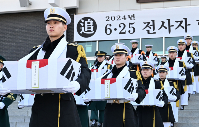 국립서울현충원에서 6·25 전사자 발굴유해 합동 봉안식이 열렸다. 사진은 12일 오전 서울 동작구 국립서울현충원에서 열린 2024년 6·25전사자 발굴유해 합동봉안식에서 국군 장병들이 영현 봉송을 하는 모습. /사진=뉴스1