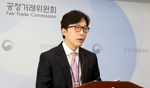 인테리어업체 플랫폼의 불공정약관이 공정거래위원회에 의해 시정됐다. 사진은 지난 11월 신용호 공정거래위원회 약관 특수거래 과장이 세종시 정부세종청사에서 결혼 준비 대행업체 불공정약관 시정 내용을 발표하는 모습으로 기사 내용과 무관. /사진=뉴스1