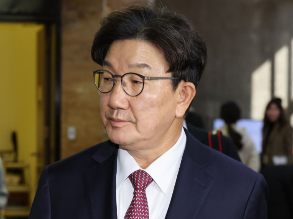 국힘 새 원내대표 '친윤' 권성동 "지금은 '탄핵 부결'이 당론"이라고 말했다. 사진은 권성동 국민의힘 신임 원내대표가 12일 오후 서울 여의도 국회에서 열린 비공개 의원총회에 참석하고 있는 모습. /사진=뉴시스