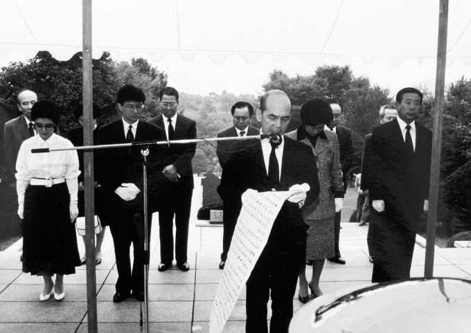 1992년 10월 박정희 대통령 묘소 앞에서 제철보국 임무 완수 보고를 올리는 박태준 명예회장. /사진=포항시개발자문위원회 연합회