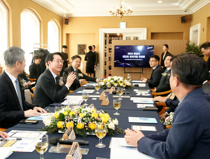  정명근 화성시장이 ASM, ASML 등 총 8개기업 대표와 임원들이 참석한 가운데 12일 라비돌리조트에서 열린 '대규모 투자기업 기업 간담회'에서 인사말을 하고 있다. / 사진제공=화성시