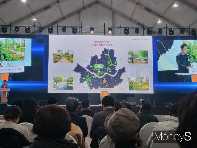 한화건설부문과 서울시가 서울역 북부역세권 복합개발사업 착공식에서 국제 커뮤니티를 조성해 랜드마크를 만들겠다는 계획을 발표했다. 사진은 12일 착공식에서 오세훈 서울시장이 기념사를 하는 모습. /사진=이화랑 기자